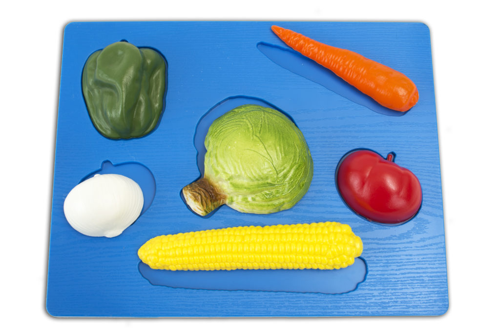 Puzzle in rilievo molto originale con verdure a dimensione naturale in polietilene solido e lavabile.
Sviluppa le facoltà logiche del bambino.